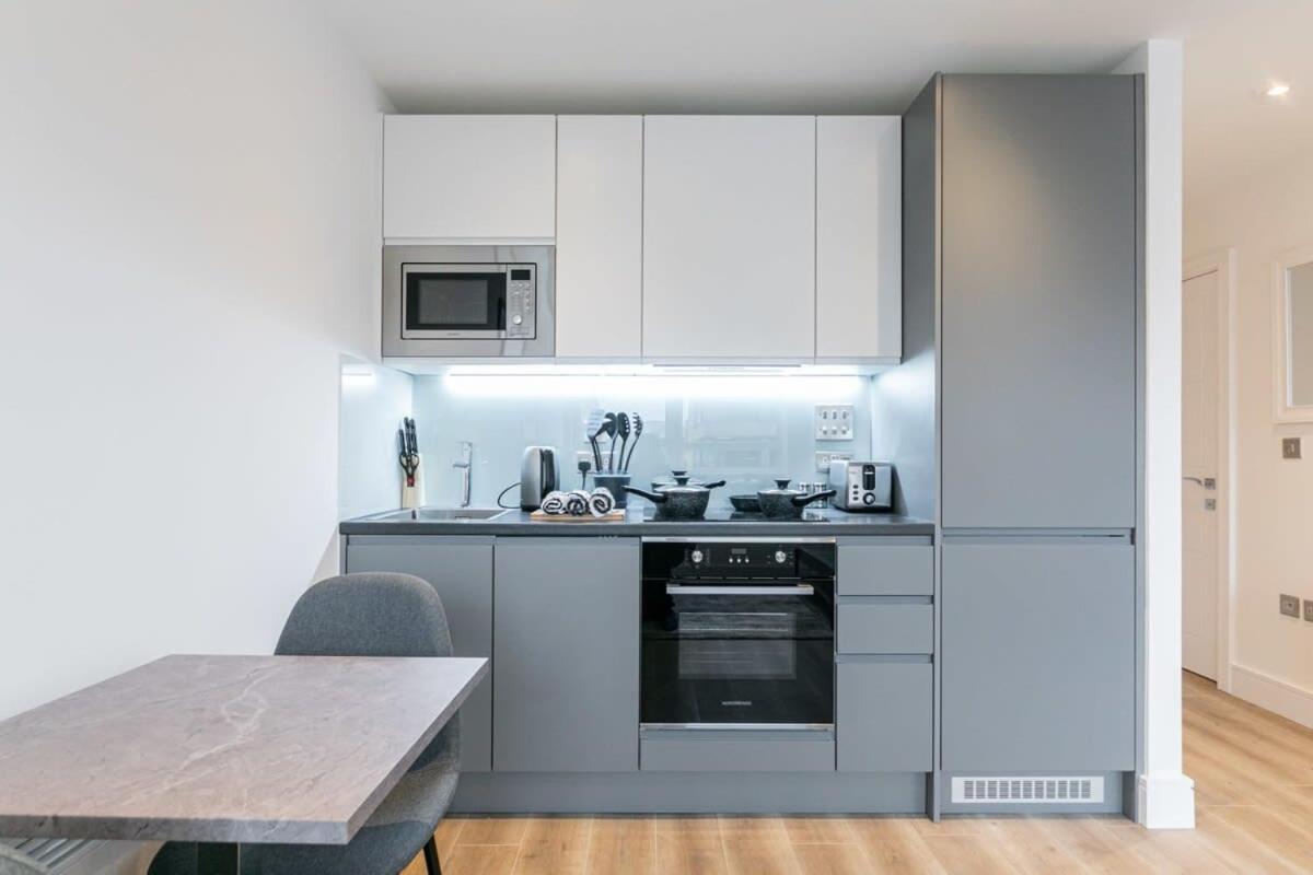 Lovely Bright Studio Apartment In Central East Grinstead Exterior foto
